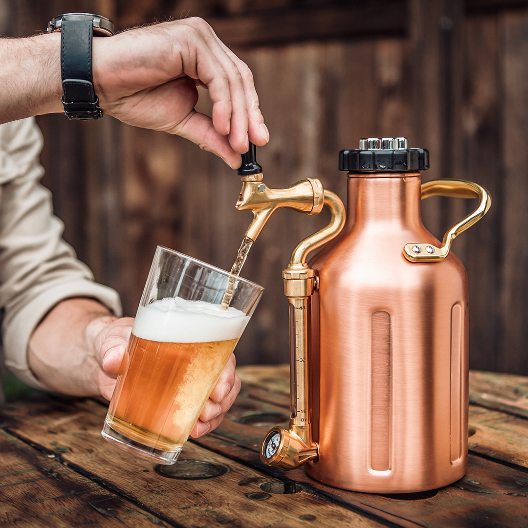 uKeg 64
uKeg 64(ユーケッグ64)は、クラフトビールやカクテルを保管するための容器です。容量は64オンス(約1.9リットル)で、耐圧性能があり、鮮度を保つためにガス圧を調整できる機能が備わっています。高品質なステンレススチール製で、持ち運びに便利な取っ手も付いています。uKeg 64は、ビール愛好家やホームバーテンダーにとって理想的な選択です。